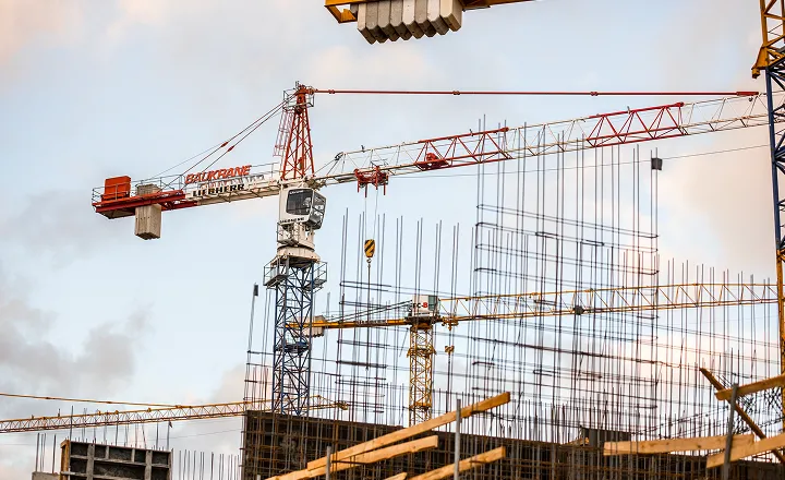 Wynajem i sprzedaż żurawi wieżowych