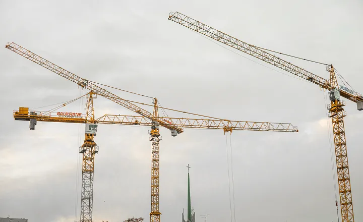 Wynajem i sprzedaż żurawi wieżowych