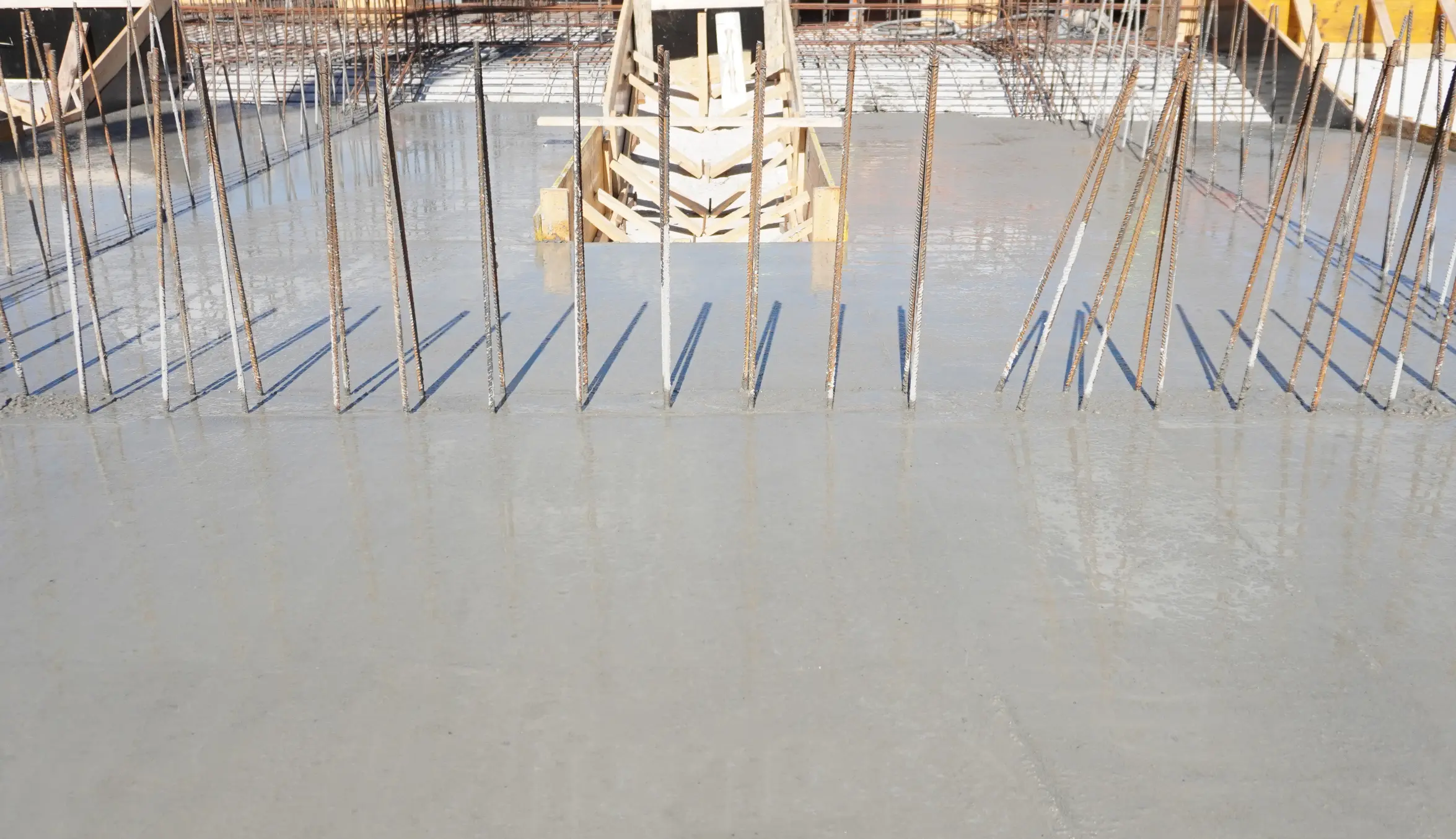 Beton architektoniczny a wybór szalunków – co musi wiedzieć wykonawca?