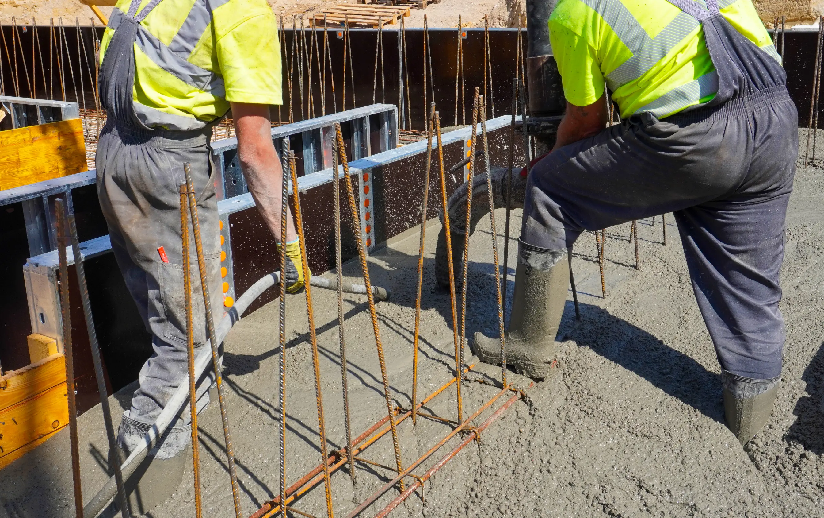 Beton architektoniczny a wybór szalunków – co musi wiedzieć wykonawca?