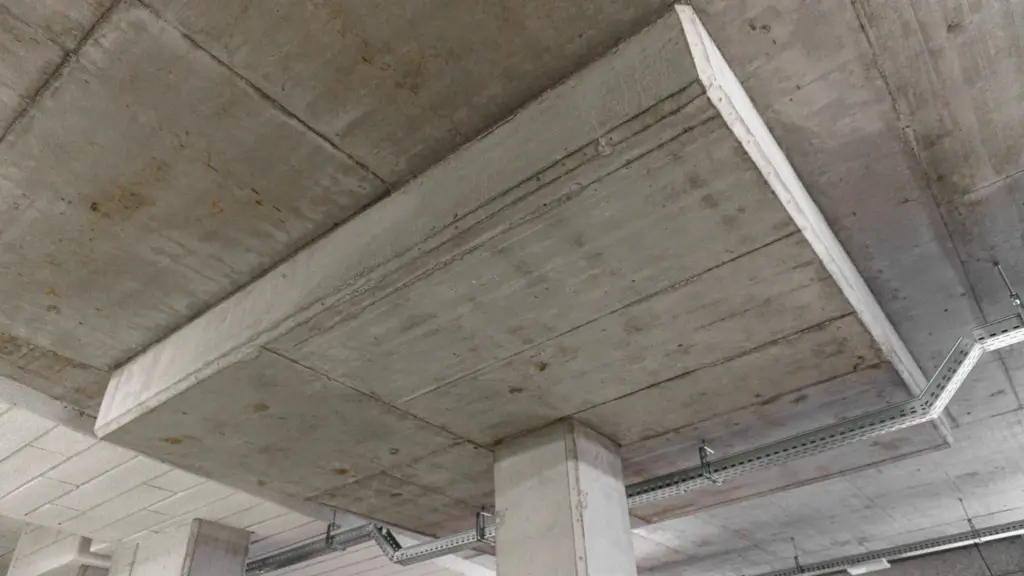 Beton architektoniczny a wybór szalunków – co musi wiedzieć wykonawca?